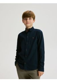 Reserved - Bawełniana koszula z muszką - granatowy. Kolor: niebieski. Materiał: bawełna