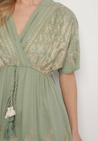 Born2be - Zielona Kopertowa Sukienka z Wiskozy Zdobiona Frędzlami i Metalicznym Haftem Redeirae. Okazja: na spacer, na co dzień. Typ kołnierza: dekolt w serek. Kolor: zielony. Materiał: wiskoza. Wzór: aplikacja, haft. Typ sukienki: kopertowe. Styl: casual, klasyczny #4
