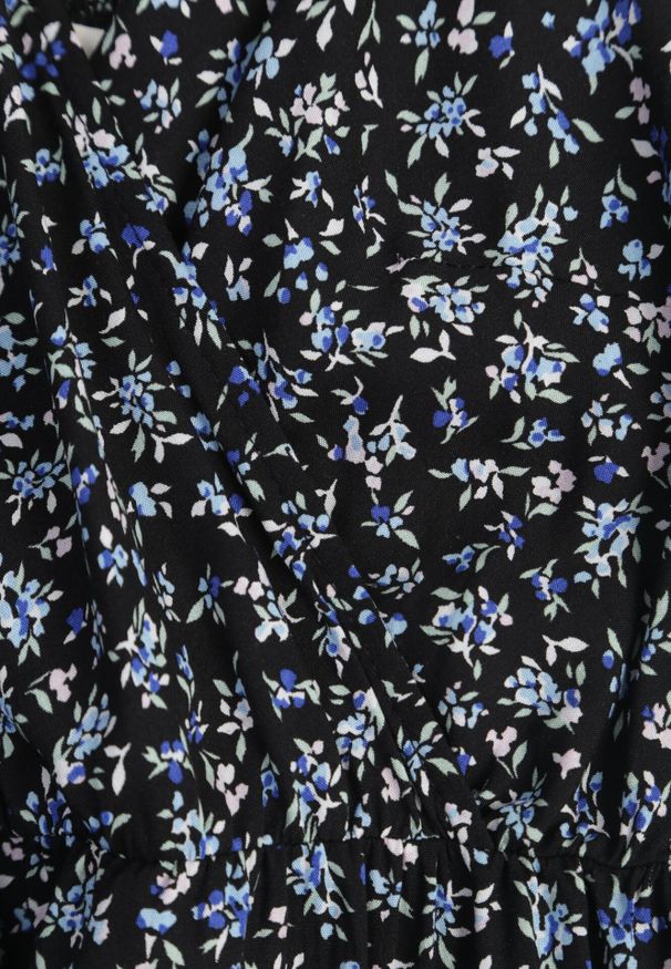 Born2be - Czarna Sukienka z Wiskozy Eudaia. Okazja: na co dzień. Kolor: czarny. Materiał: wiskoza. Długość rękawa: na ramiączkach. Wzór: kwiaty. Styl: elegancki, klasyczny, casual