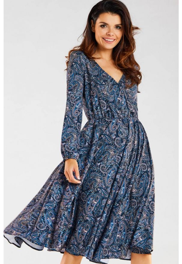 Awama - Zwiewna sukienka rozkloszowana z dekoltem V granatowa paisley. Okazja: na randkę, na co dzień. Kolor: niebieski. Wzór: paisley. Styl: casual, wizytowy