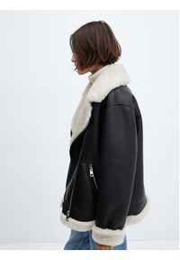 mango - Mango Kurtka z imitacji skóry Adri 67040444 Czarny Regular Fit. Kolor: czarny. Materiał: syntetyk #4