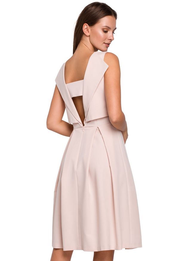 Makover - Elegancka rozkloszowana sukienka eksponująca plecy. Okazja: do pracy. Styl: elegancki. Długość: midi