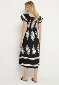 Born2be - Czarna Wiskozowa Sukienka w Ornamentalne Wzory o Rozkloszowanym Kroju Divessa. Kolor: czarny. Materiał: wiskoza. Długość rękawa: krótki rękaw. Typ sukienki: proste #7