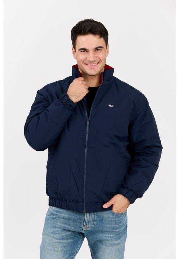 Tommy Jeans - TOMMY JEANS Granatowa męska kurtka przejściowa z drobnym logo, Rozmiar M. Kolor: niebieski. Materiał: poliamid. Wzór: bez wzorów