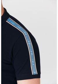 Guess - GUESS Granatowa koszulka polo z lampasami. Typ kołnierza: polo. Kolor: niebieski. Materiał: prążkowany. Długość rękawa: krótki rękaw. Wzór: aplikacja #5