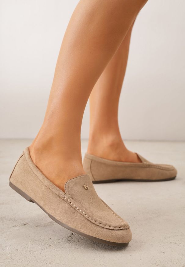 Born2be - Beżowe Mokasyny VICES ze Skórzaną Wkładką i Metalową Ozdobą Aquilin. Nosek buta: okrągły. Kolor: beżowy. Materiał: skóra. Wzór: aplikacja. Obcas: na obcasie. Styl: klasyczny. Wysokość obcasa: niski