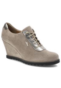 Beżowe Półbuty Libero Damskie Buty Na Koturnie. Okazja: do pracy, na randkę. Kolor: beżowy. Materiał: skóra, zamsz. Szerokość cholewki: normalna. Obcas: na koturnie. Styl: klasyczny #1