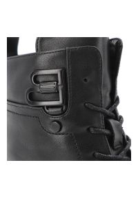 Czarne Trzewiki Filippo Modne Obuwie Damskie. Okazja: na co dzień. Zapięcie: sprzączka. Kolor: czarny. Szerokość cholewki: normalna. Wzór: aplikacja. Materiał: skóra, jeans. Obcas: na obcasie. Styl: casual, elegancki. Wysokość obcasa: niski #5