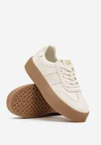 Renee - Beżowe Sneakersy na Platformie Ozdobione Perforacją Haladina. Okazja: na co dzień. Zapięcie: sznurówki. Kolor: beżowy. Materiał: jeans. Wzór: aplikacja. Obcas: na platformie #5