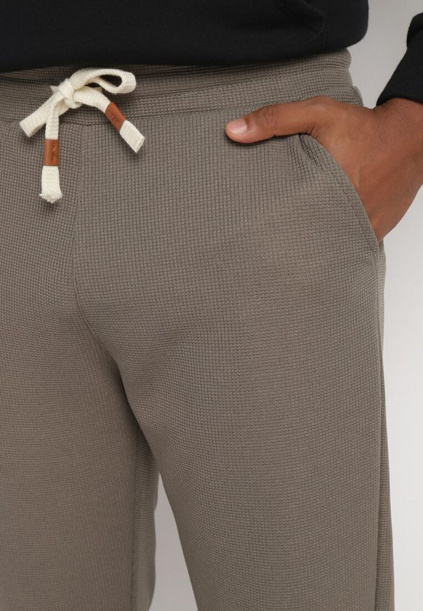 Born2be - Zielone Spodnie Dresowe z Bawełną Wysokim Stanem i Ozdobnymi Sznurkami Arsiala. Okazja: na co dzień. Stan: podwyższony. Kolor: zielony. Materiał: dresówka, bawełna. Długość: długie. Wzór: aplikacja. Styl: casual