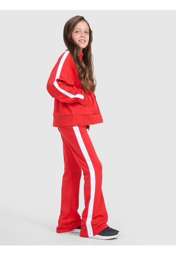 4f - 4F Spodnie dresowe z rozszerzanymi nogawkami dziewczęce - czerwone 146 (10-11 lat). Okazja: na co dzień. Kolor: czerwony. Materiał: dresówka. Wzór: gładki, ze splotem. Sezon: lato. Styl: sportowy, młodzieżowy, casual, elegancki, klasyczny