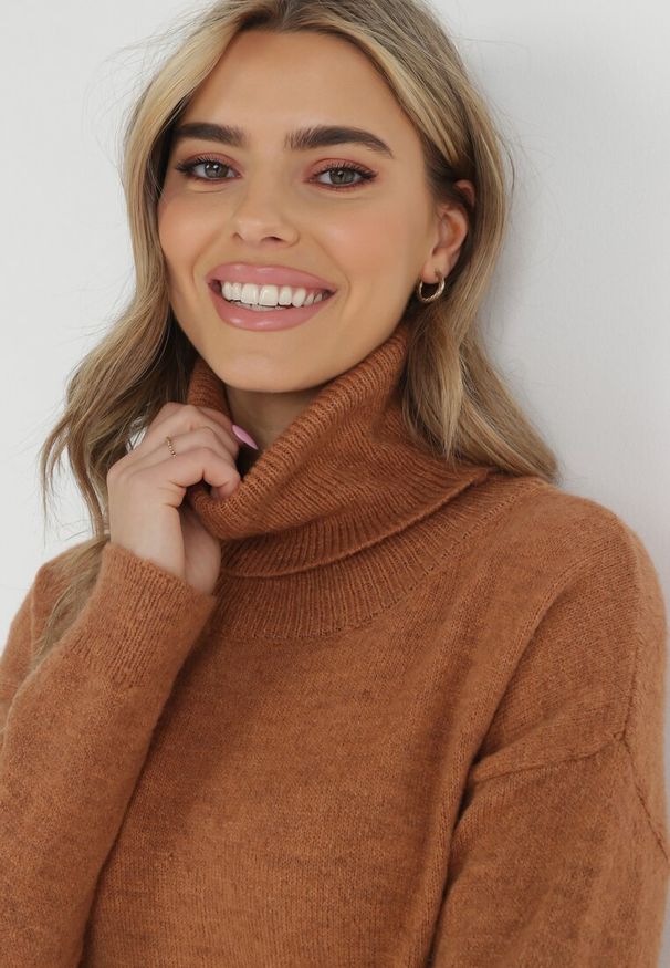 Born2be - Jasnobrązowa Sukienka Dzianinowa Classificator. Okazja: na co dzień. Typ kołnierza: golf. Kolor: brązowy. Materiał: dzianina. Długość rękawa: długi rękaw. Sezon: zima, jesień. Typ sukienki: proste. Styl: casual