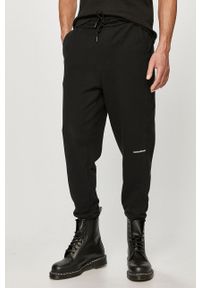 Calvin Klein Jeans - Spodnie. Kolor: czarny. Materiał: bawełna, dzianina. Wzór: gładki #1