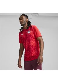 Puma - Męska koszulka przedmeczowa z krótkim rękawem RB Leipzig PUMA. Kolor: czerwony. Długość rękawa: krótki rękaw. Długość: krótkie. Sport: piłka nożna