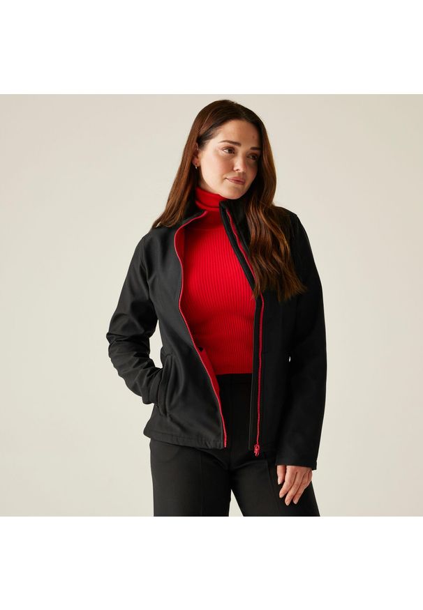 Regatta - Softshell roboczy damski Ablaze. Kolor: czarny. Materiał: softshell. Sezon: zima, jesień. Sport: turystyka piesza