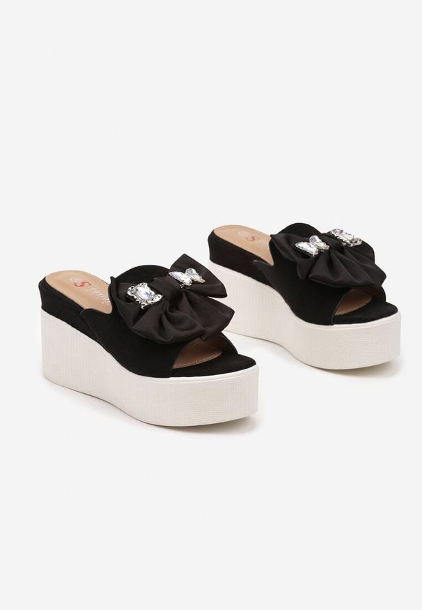 Renee - Czarne Klapki na Koturnie z Kokardą i Cyrkoniami Danirith. Okazja: na co dzień. Kolor: czarny. Materiał: jeans. Wzór: aplikacja. Obcas: na koturnie. Styl: elegancki, casual