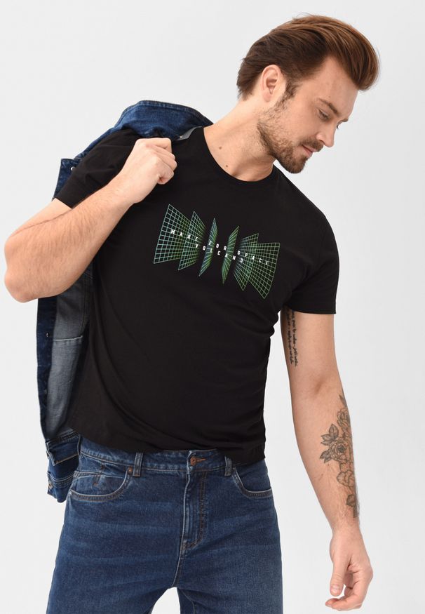 Volcano - T-shirt z nadrukiem T-FLUX. Okazja: na co dzień. Materiał: jeans, włókno, dresówka, bawełna, materiał. Długość rękawa: krótki rękaw. Długość: krótkie. Wzór: nadruk. Styl: klasyczny, casual