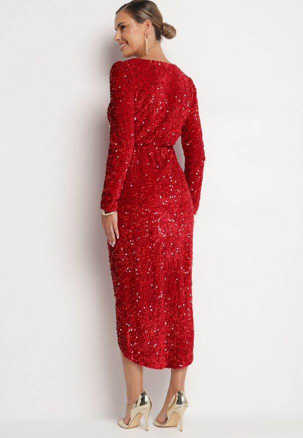 Born2be - Czerwona Dopasowana Cekinowa Sukienka z Kopertowym Dekoltem i Asymetrycznym Wycięciem Rinnalith. Okazja: na imprezę. Kolor: czerwony. Typ sukienki: asymetryczne, kopertowe. Styl: elegancki, klasyczny