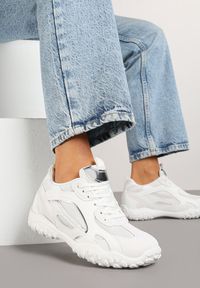 Renee - Białe Sneakersy Ozdobione Tłoczoną Cholewką Pillitha. Okazja: na co dzień. Kolor: biały. Materiał: jeans. Szerokość cholewki: normalna. Wzór: aplikacja. Obcas: na płaskiej podeszwie #6