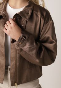 Born2be - Brązowa Kurtka Typu Bomberka Ozdobiona Kołnierzykiem Tellavan. Okazja: na co dzień. Kolor: brązowy. Materiał: poliester, jeans. Wzór: aplikacja. Styl: casual #7