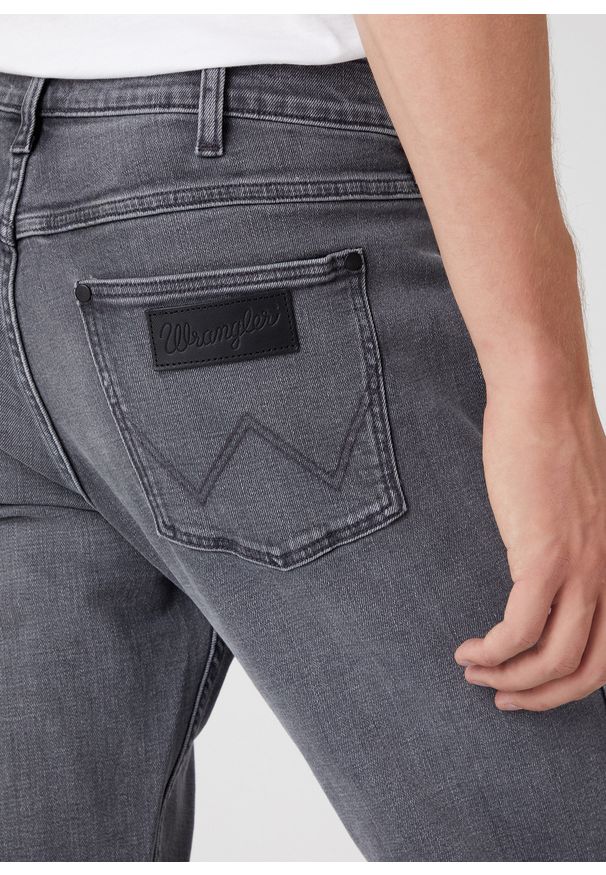 Wrangler - WRANGLER GREENSBORO MĘSKIE SPODNIE JEANSOWE JEANSY EBONY SKY W15Q29Z47 112330502