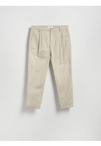 Reserved - Spodnie chino carrot - beżowy. Kolor: beżowy. Materiał: bawełna, tkanina