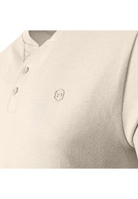 Koszulka Męska (T-Shirt) na Stójce z Guzikami - Pako Jeans - Jasny Beż. Okazja: na co dzień. Typ kołnierza: kołnierzyk stójkowy. Kolor: brązowy, beżowy, wielokolorowy. Materiał: bawełna. Styl: casual #5