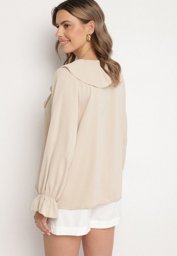 Born2be - Beżowa Bluzka z Ozdobną Falbanką Tanalissea. Okazja: na spotkanie biznesowe. Kolor: beżowy. Styl: biznesowy, elegancki