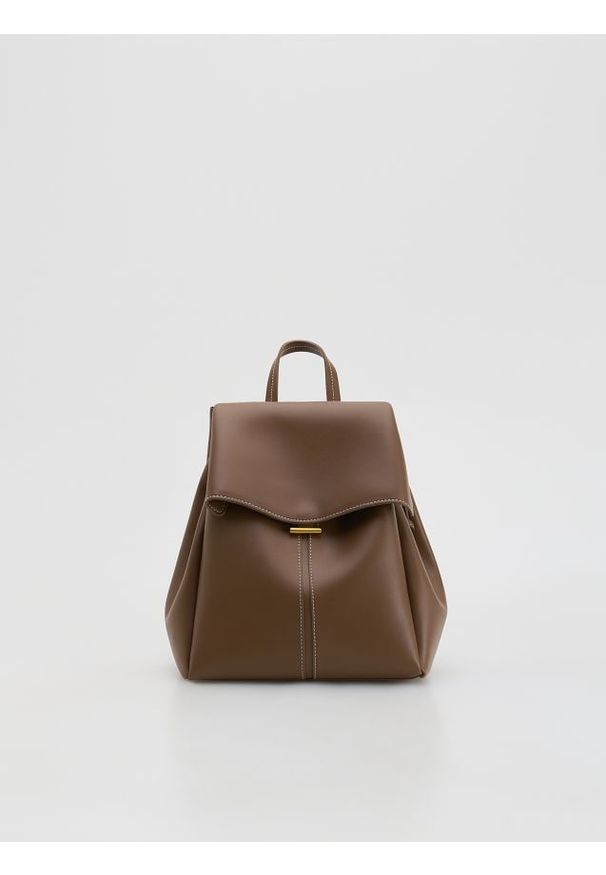 Reserved - Plecak z imitacji skóry - beżowy. Kolor: beżowy. Materiał: skórzane. Styl: klasyczny