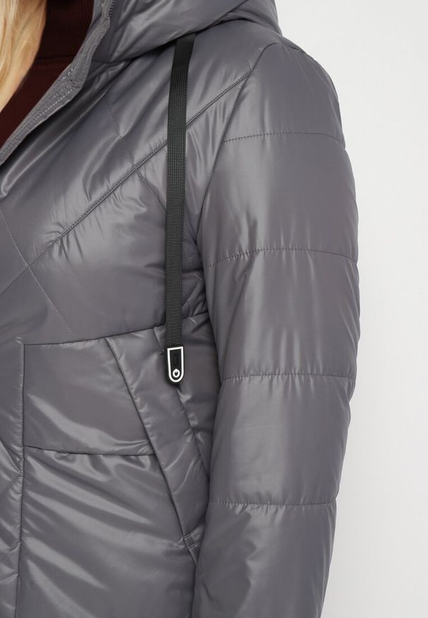 Born2be - Ciemnoszara Długa Pikowana Kurtka z Kapturem i Dwustronnym Suwakiem Eritha. Okazja: na co dzień. Typ kołnierza: kaptur. Kolekcja: plus size. Kolor: szary. Materiał: jeans. Długość rękawa: długi rękaw. Długość: długie. Styl: elegancki, casual