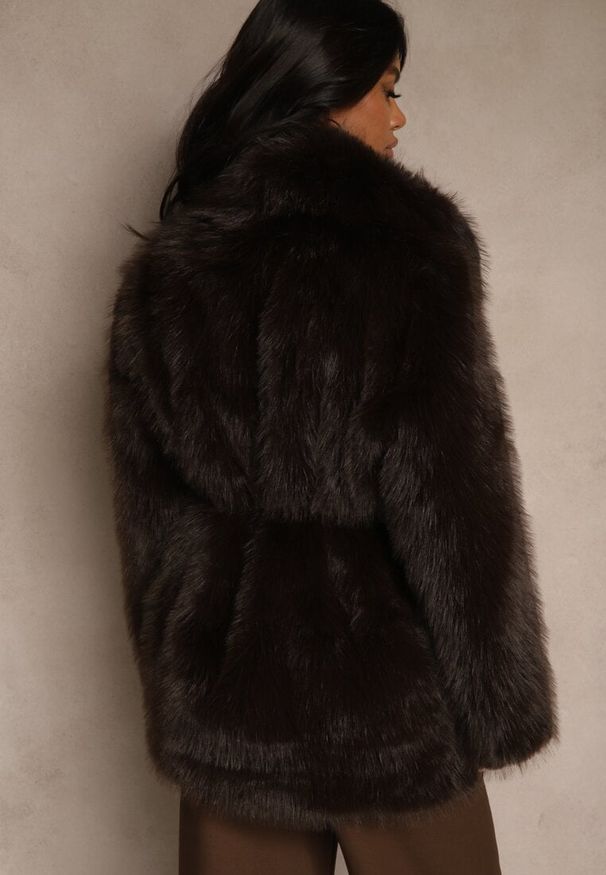 Renee - Brązowa Klasyczna Kurtka Futerko z Wąskim Wiązanym Paskiem w Talii Casfitta. Okazja: na co dzień. Kolor: brązowy. Materiał: futro. Wzór: nadruk. Styl: klasyczny