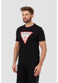 Guess - GUESS Czarny t-shirt z dużym logo Clsc Tri Logo. Kolor: czarny