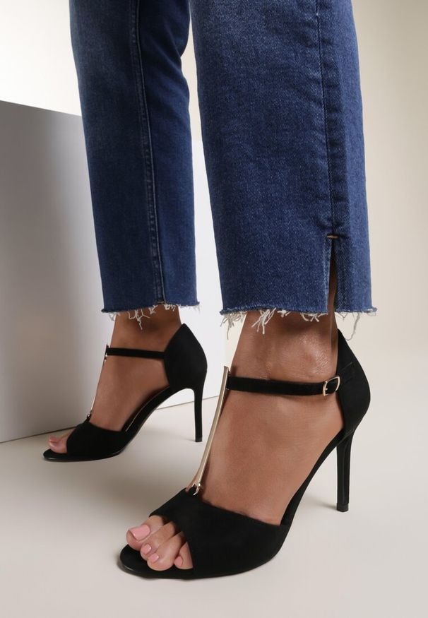 Renee - Czarne Sandały Astreis. Nosek buta: otwarty. Zapięcie: pasek. Kolor: czarny. Materiał: skóra. Wzór: paski. Styl: glamour