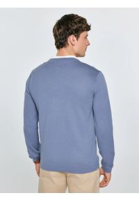 Big-Star - Sweter męski bawełniany niebieski Simoner 402. Okazja: na co dzień, do pracy. Kolor: niebieski. Materiał: bawełna. Długość rękawa: długi rękaw. Długość: długie. Wzór: gładki, aplikacja, ze splotem. Sezon: zima, jesień. Styl: casual, elegancki, klasyczny #4