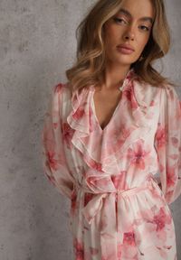 Renee - Różowa Eteryczna Sukienka Zdobiona Falbankami i Wiązanym Paskiem Rhelaith. Okazja: na imprezę, na randkę. Typ kołnierza: kołnierz z falbankami. Kolor: różowy. Materiał: poliester. Wzór: aplikacja. Styl: boho #5