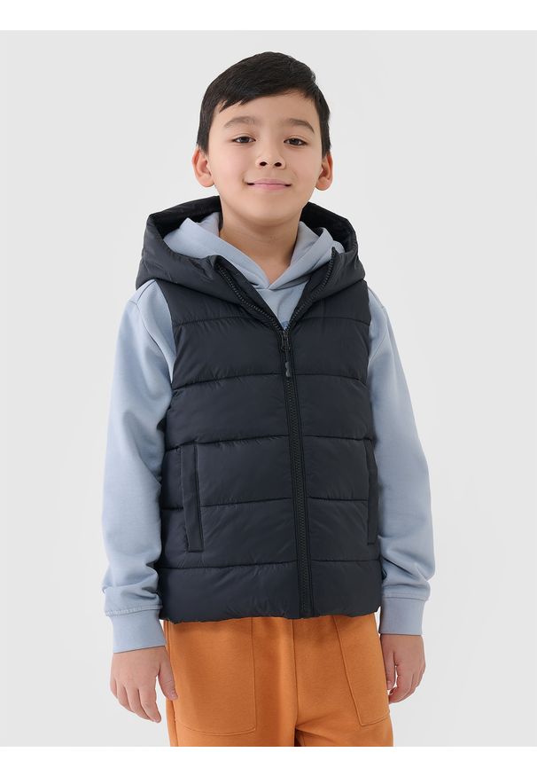 4f - 4F Bezrękawnik puchowy z wypełnieniem syntetycznym chłopięcy - czarny 128 (7-8 lat). Okazja: na co dzień. Typ kołnierza: kaptur, kołnierzyk stójkowy. Kolor: czarny. Długość: długie. Wzór: gładki. Materiał: puch, syntetyk. Długość rękawa: bez rękawów. Sezon: lato. Styl: casual, sportowy, klasyczny