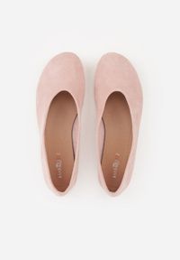 Renee - Różowe Balerinki z Imitacji Zamszu w Stylu Basic Saraphiele. Okazja: na randkę. Kolor: różowy. Materiał: zamsz #6