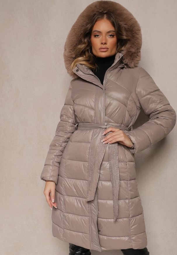 Renee - Beżowa Długa Kurtka Pikowana z Odpinanym Kapturem Ozdobionym Futerkiem i Paskiem Iveleti. Okazja: na co dzień. Kolor: beżowy. Materiał: futro. Długość: długie. Wzór: aplikacja. Styl: casual, elegancki