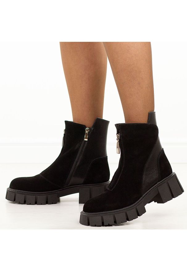 Czarne skórzane botki damskie DiA 52-874. Okazja: na co dzień. Nosek buta: okrągły. Kolor: czarny. Materiał: zamsz, skóra. Szerokość cholewki: normalna. Sezon: zima, jesień. Styl: casual, klasyczny