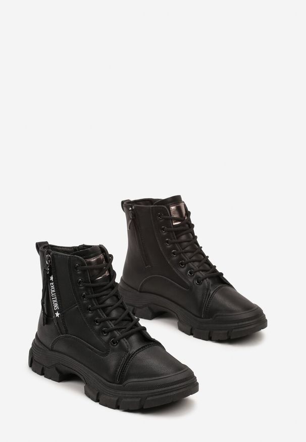 Renee - Czarne Traperki na Tłoczonej Podeszwie Ozdobione Suwakiem przy Cholewce Linicia. Nosek buta: okrągły. Zapięcie: sznurówki. Kolor: czarny. Szerokość cholewki: normalna. Wzór: aplikacja. Materiał: futro, skóra. Sezon: zima. Obcas: na obcasie. Wysokość obcasa: niski