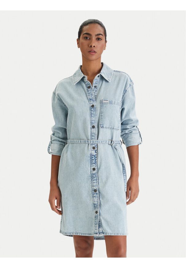 Guess Jeans Sukienka jeansowa W6RK26 D5M83 Niebieski Regular Fit. Kolor: niebieski. Materiał: bawełna