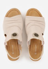 Born2be - Beżowe Sandały na Koturnie z Marszczoną Cholewką i Metaliczną Aplikacją Teodlar. Zapięcie: bez zapięcia. Kolor: beżowy. Materiał: jeans, len. Wzór: aplikacja. Sezon: lato. Obcas: na koturnie. Styl: boho. Wysokość obcasa: średni #7