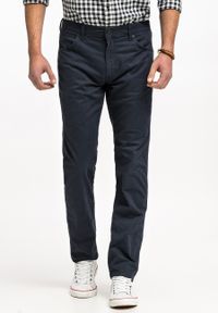 Wrangler - WRANGLER GREENSBORO MĘSKIE SPODNIE MATERIAŁOWE CHINO CHINOSY MARINE NAVY W15QOFB14 112320811. Styl: marine #1