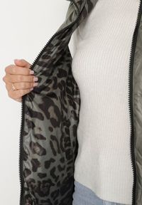 Born2be - Zielona Pikowana Kamizelka z Kapturem Ennorwe. Okazja: na co dzień, na spacer. Typ kołnierza: kaptur. Kolor: zielony. Materiał: jeans. Sezon: jesień. Styl: klasyczny, casual #6