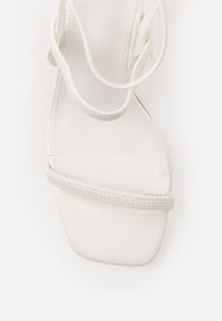 Born2be - Białe Sandały na Szpilce z Elastycznymi Paskami i Kwadratowym Noskiem Sarorin. Okazja: na wesele, na co dzień, na ślub cywilny. Zapięcie: pasek. Kolor: biały. Wzór: paski. Obcas: na szpilce. Styl: casual, elegancki. Wysokość obcasa: średni #8