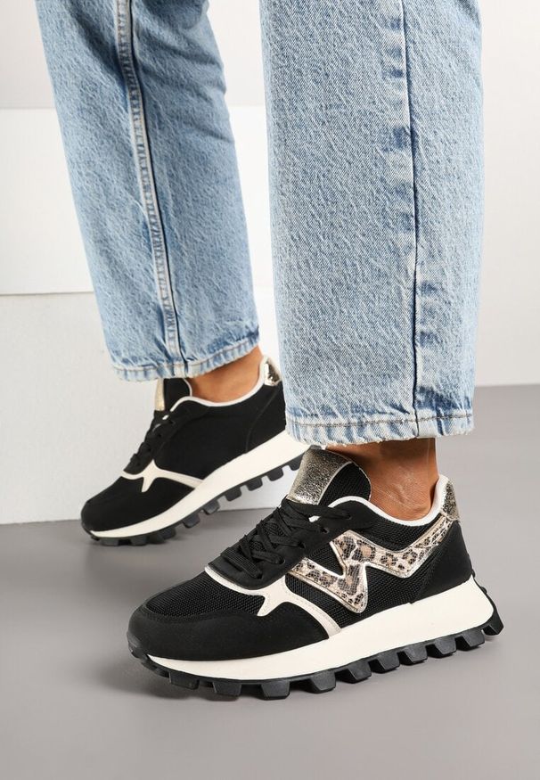 Renee - Czarne Sneakersy na Tłoczonej Platformie Zdobione Printem w Cętki Gonalisse. Kolor: czarny. Materiał: jeans. Szerokość cholewki: normalna. Wzór: aplikacja, nadruk. Obcas: na platformie