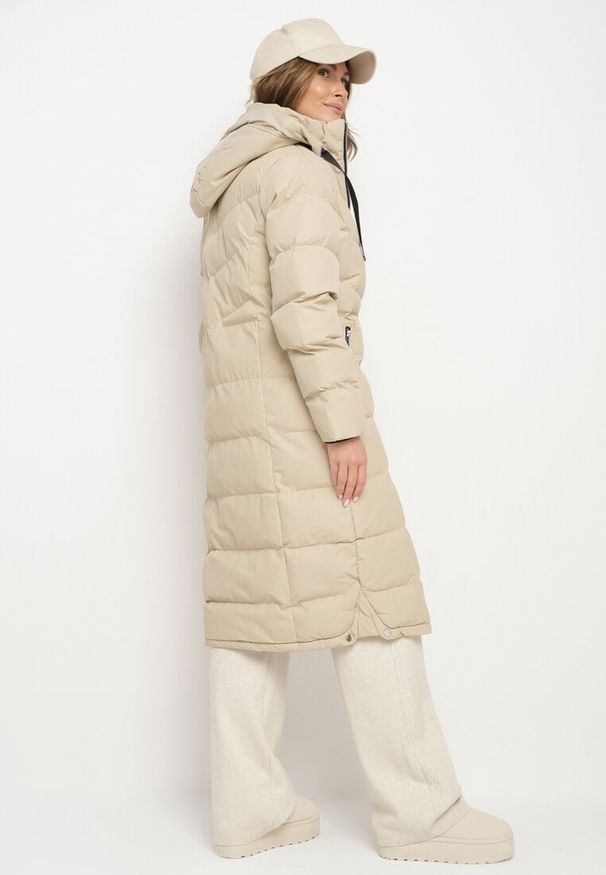 Born2be - Ciemnobeżowa Pikowana Kurtka z Kapturem i Ozdobnymi Taśmami Ettaria. Okazja: na co dzień. Typ kołnierza: kaptur. Kolor: beżowy. Materiał: jeans. Styl: casual, elegancki