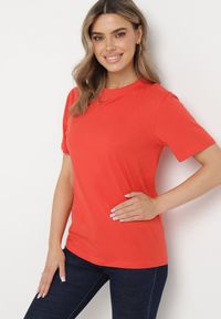 Born2be - Czerwony Bawełniany T-shirt o Luźnym Kroju z Krótkim Rękawem Adalria. Okazja: na co dzień. Kolor: czerwony. Materiał: bawełna. Długość rękawa: krótki rękaw. Długość: krótkie. Styl: klasyczny, elegancki, casual #3