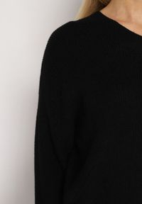 Born2be - Czarny Sweter z Domieszką Kaszmiru z Dekoltem w Serek Feralaine. Okazja: na co dzień, na spotkanie biznesowe. Typ kołnierza: dekolt w serek. Kolor: czarny. Materiał: kaszmir. Styl: biznesowy, klasyczny, casual, elegancki #6