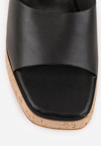 Born2be - Czarne Klapki VICES z Kwadratowym Noskiem na Koturnie z Imitacji Korka Cordereida. Okazja: na co dzień. Kolor: czarny. Materiał: jeans, len. Wzór: haft. Sezon: lato. Obcas: na koturnie. Styl: casual #4